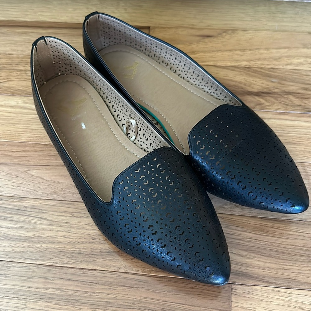 Report Black Pointed Flats